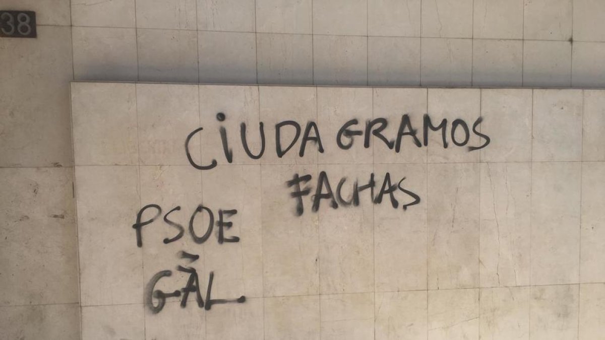 Imagen de las pintadas en la sede de Ciudadanos de Lleida.