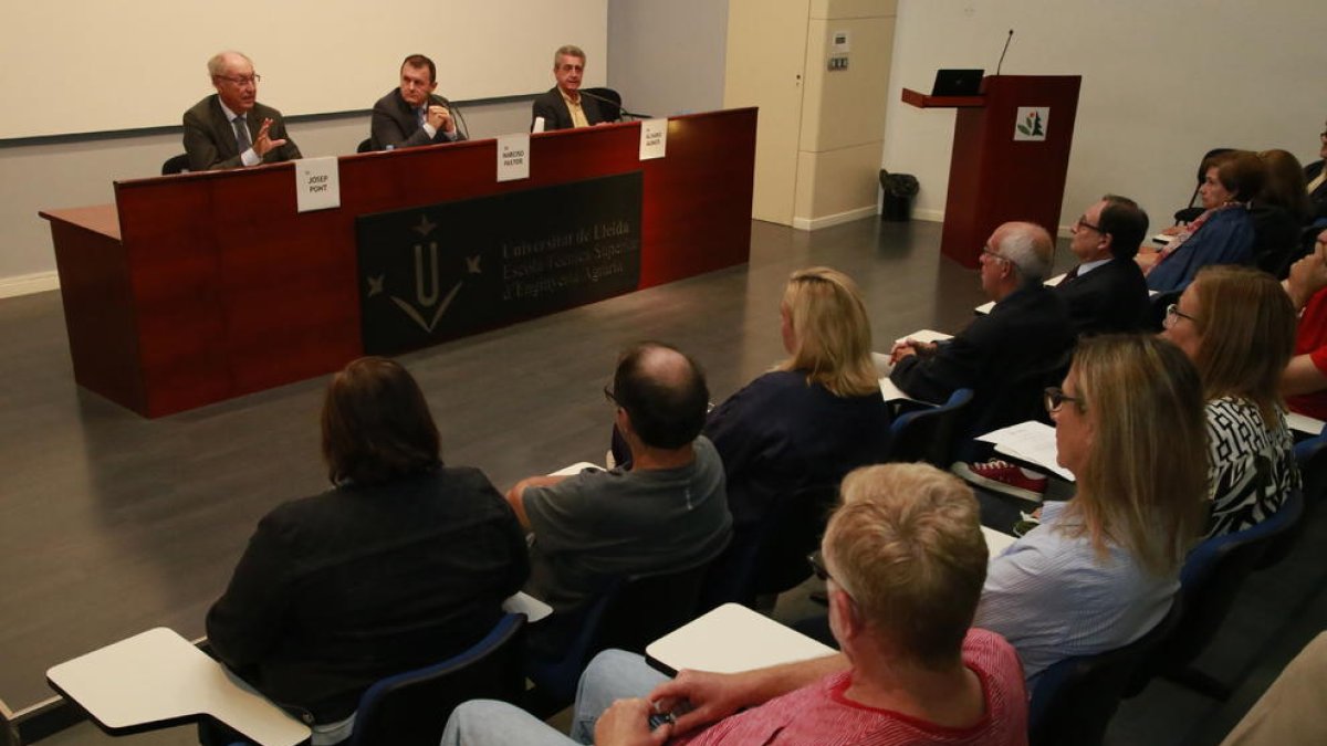 Josep Pont durant el seu discurs ahir a la sala d’actes d’ETSEA.
