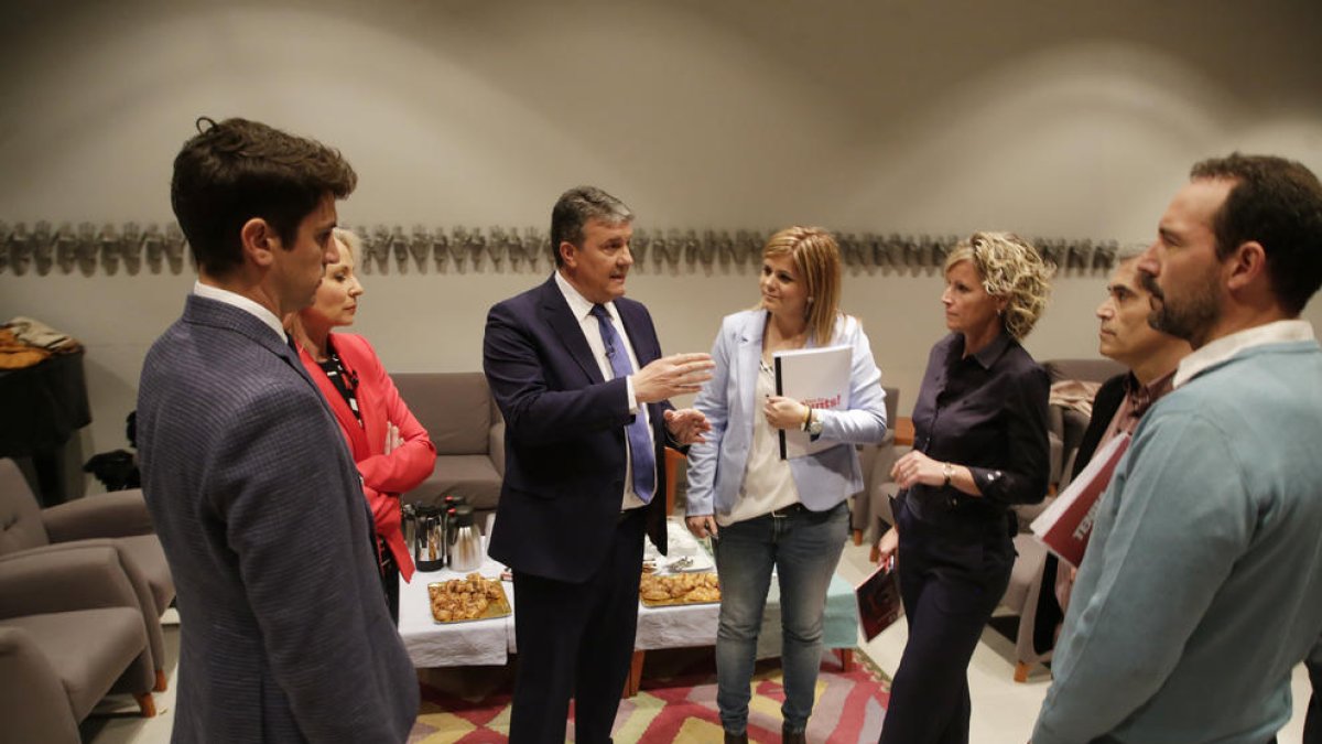 Los seis candidatos, escuchando las indicaciones del moderador, Santi Roig.