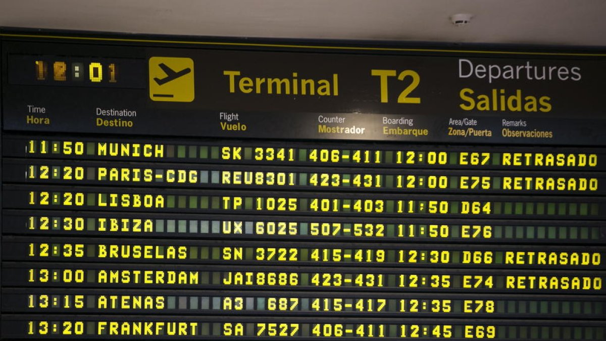 Una pantalla d'informació a l'aeroport de Barajas.