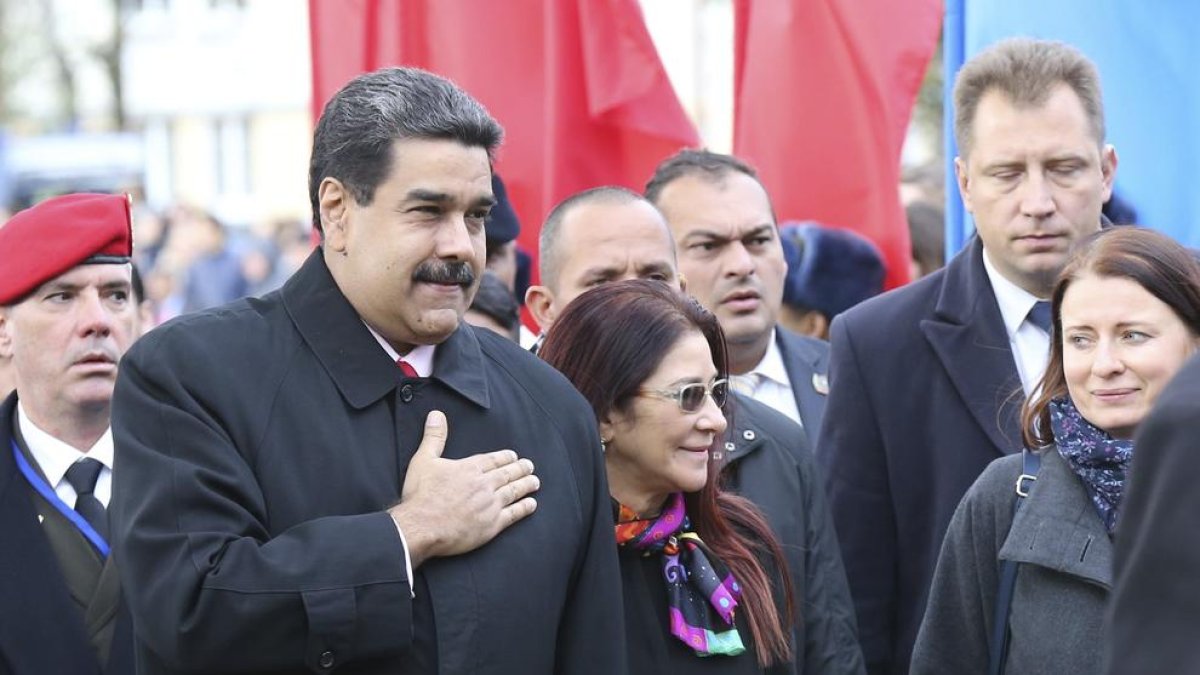 El presidente de Venezuela, Nicolás Maduro, acompañado por su mujer, Cilia Flores , ayer en Minsk.