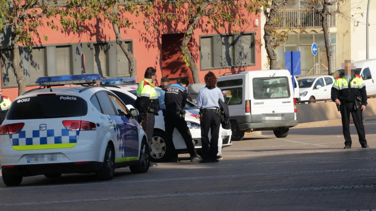 Imagen de archivo de un control policial en Lleida. 
