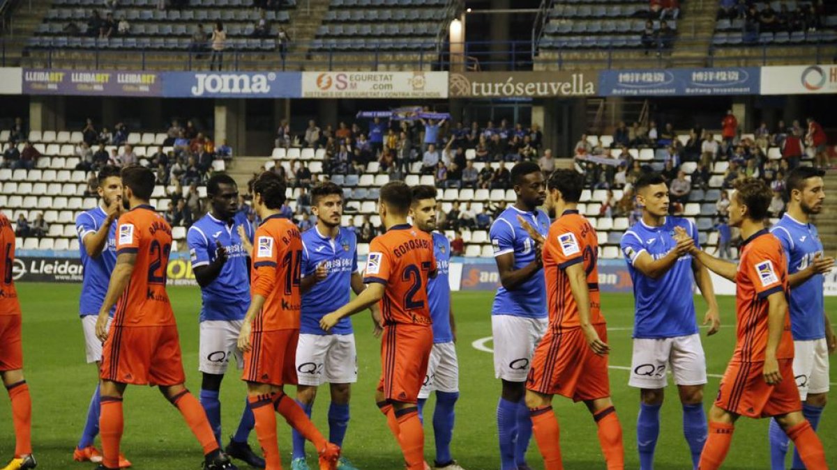 Jugadores del Lleida y de la Real Sociedad se saludan al principio del partido de ida.