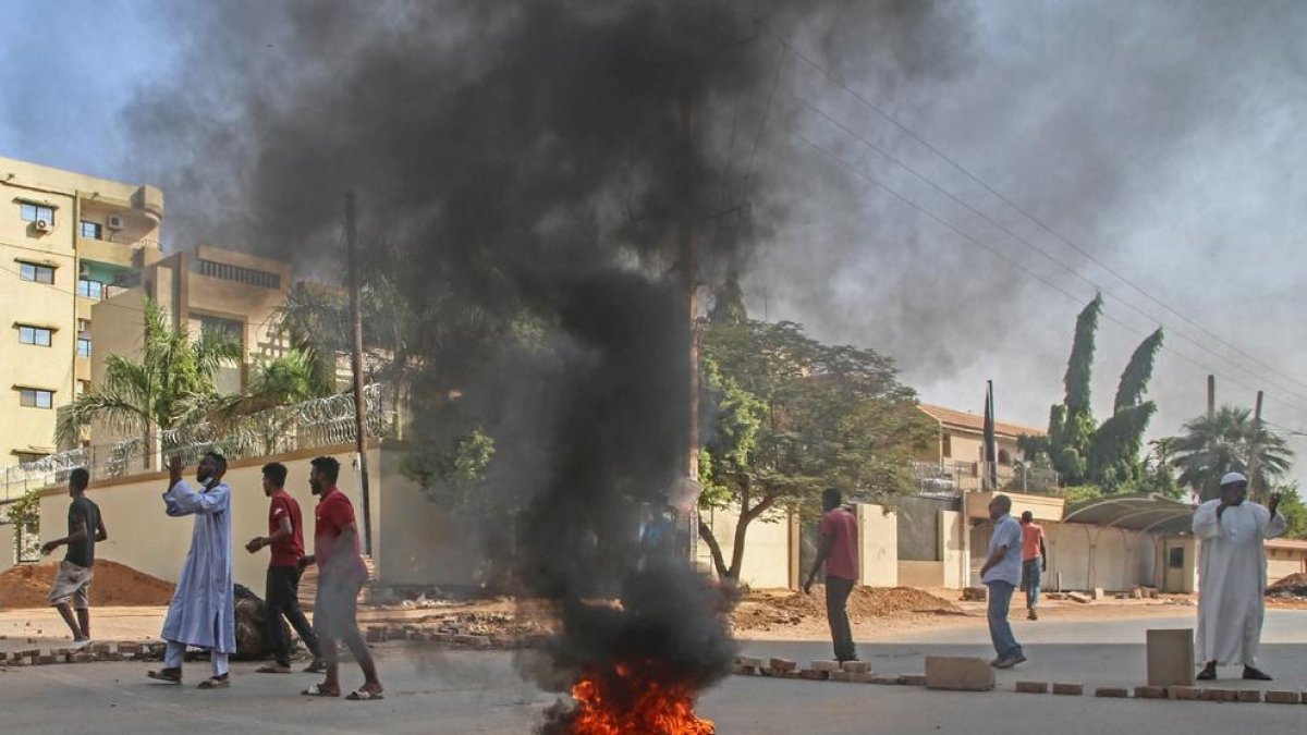 Protestas en las calles de Jartum, la capital de Sudán, contra el golpe militar.