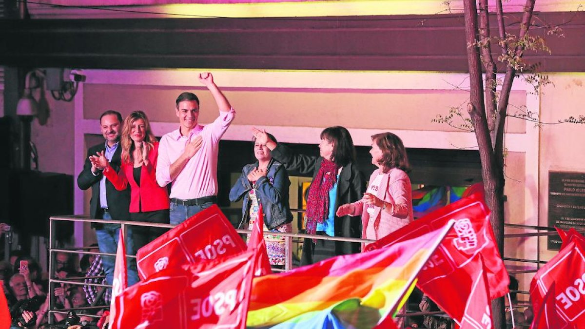 Sánchez saluda els simpatitzants socialistes als exteriors de la seu del PSOE al carrer Ferraz de Madrid, ahir a la nit.