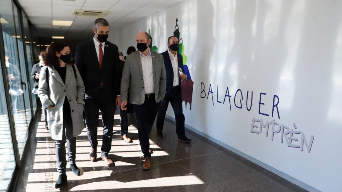 El conseller Bernat Solé durante su visita al CESET de Balaguer. 