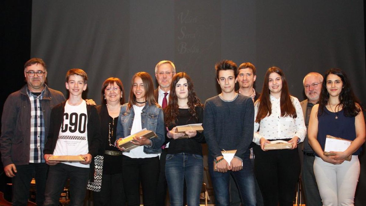 Foto de família dels premiats en la categoria infantil i juvenil que va tenir lloc dissabte a la nit a Bellpuig.