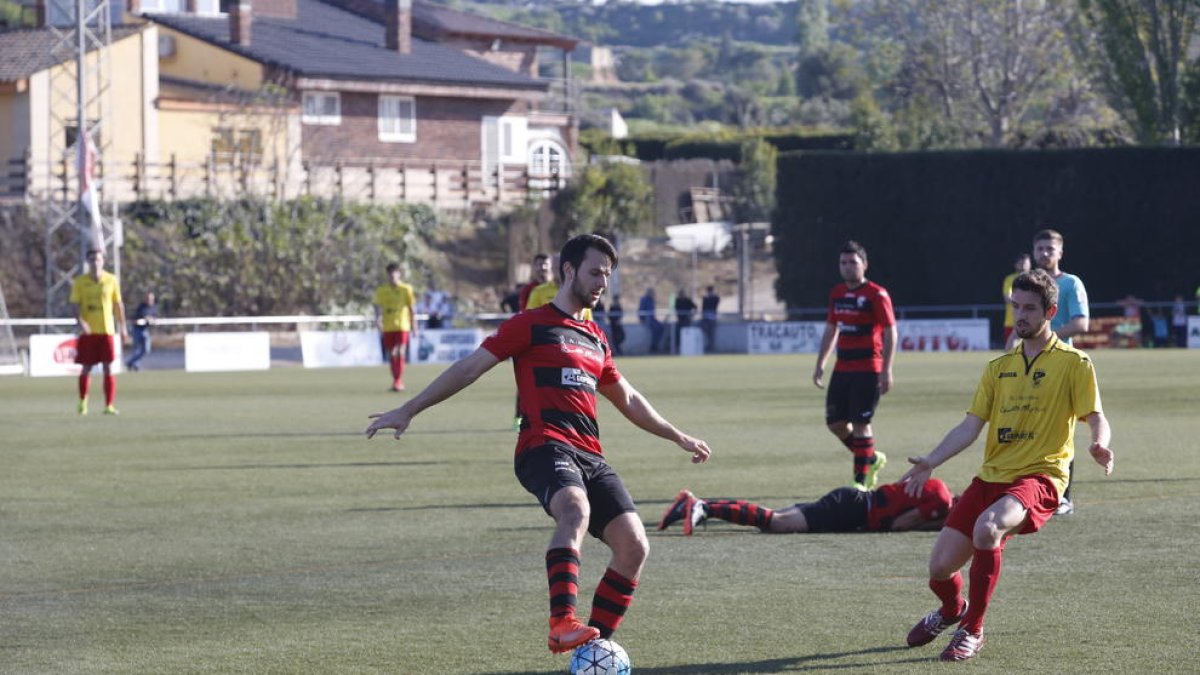 Un jugador de l’EFAC Almacelles atura la pilota amb un company estirat al fons.