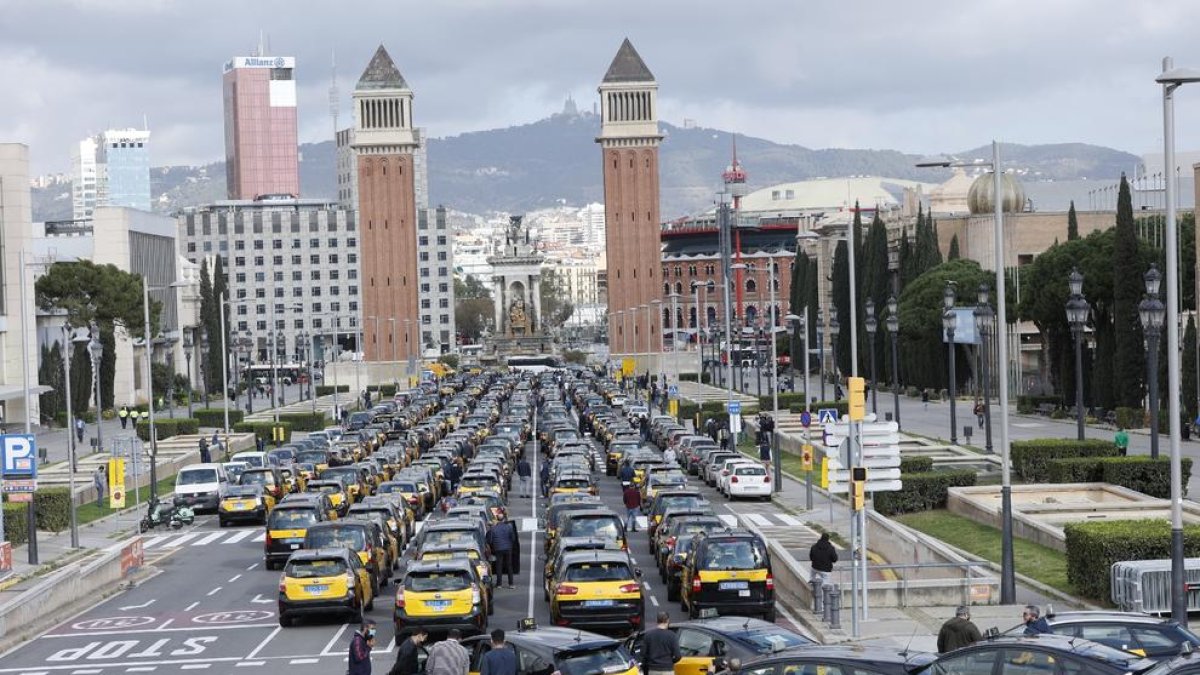 Centenars de taxis van participar en una marxa lenta que va recórrer el centre de Barcelona.