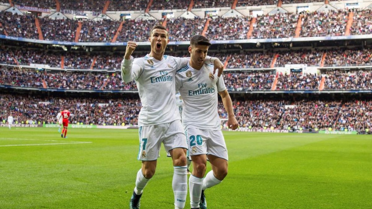 Cristiano Ronaldo celebra amb Marco Asensio un dels dos gols que va anotar.