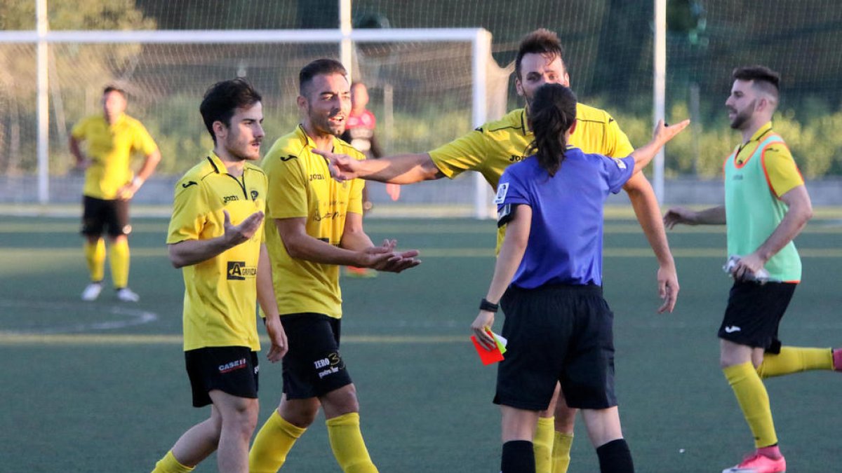 Els jugadors de l’EFAC Almacelles van protestar a la col·legiada el penal que, al final, els costaria els tres punts.