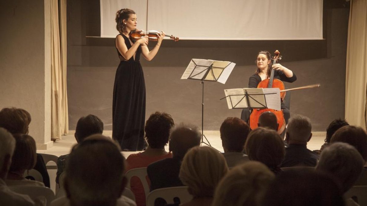 Marta Florea i Marion Platero al piano i violoncel en la inauguració del festival de música.