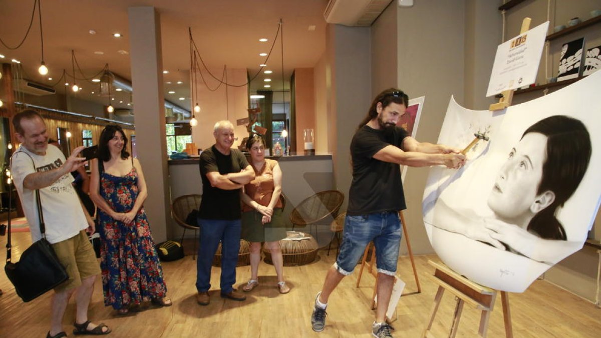 David Gatta exhibeix a Lleida el seu art aerogràfic en capós d'automòbil
