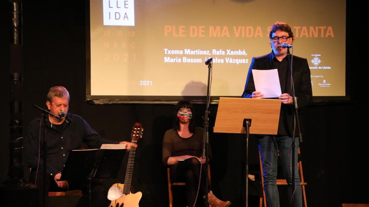El cantautor Rafa Xambó, la actriz Maria Bosom y el poeta Txema Martínez, ayer en el Cafè del Teatre.