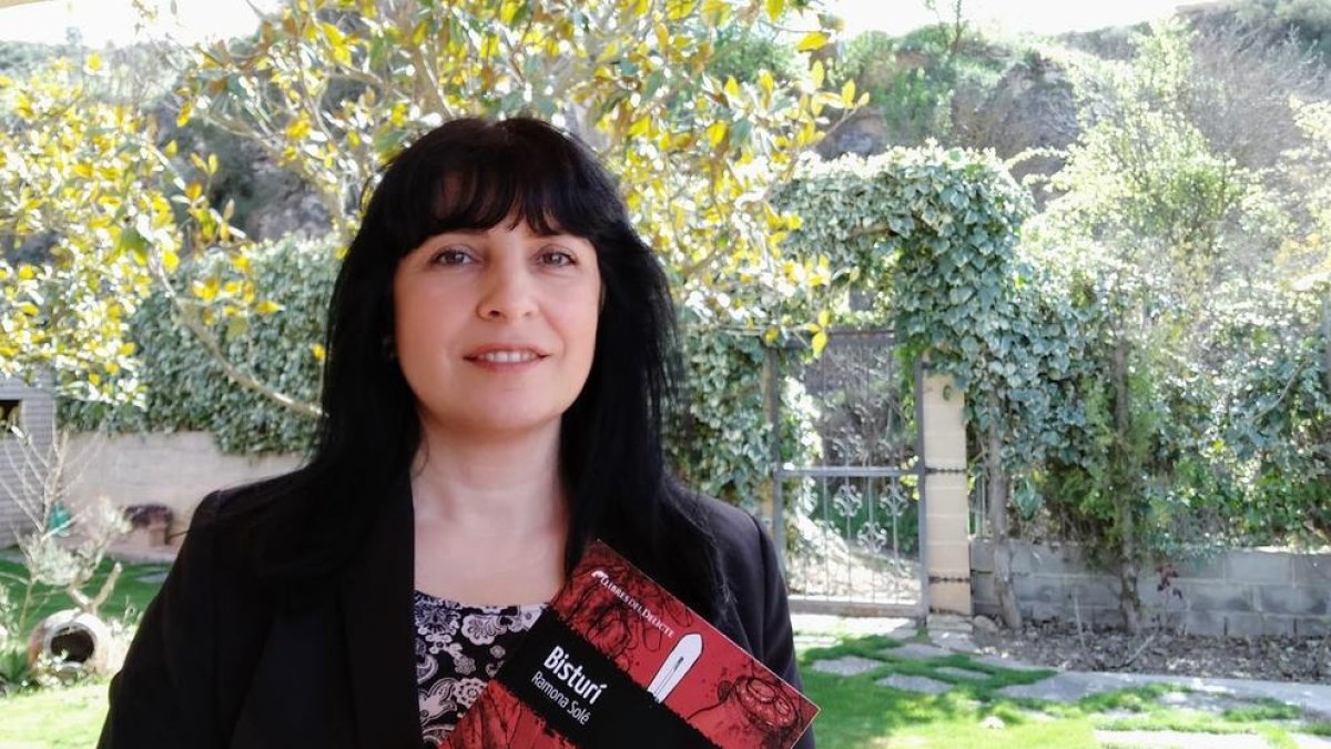La escritora leridana Ramona Solé, con su nueva novela, ‘Bisturí’.