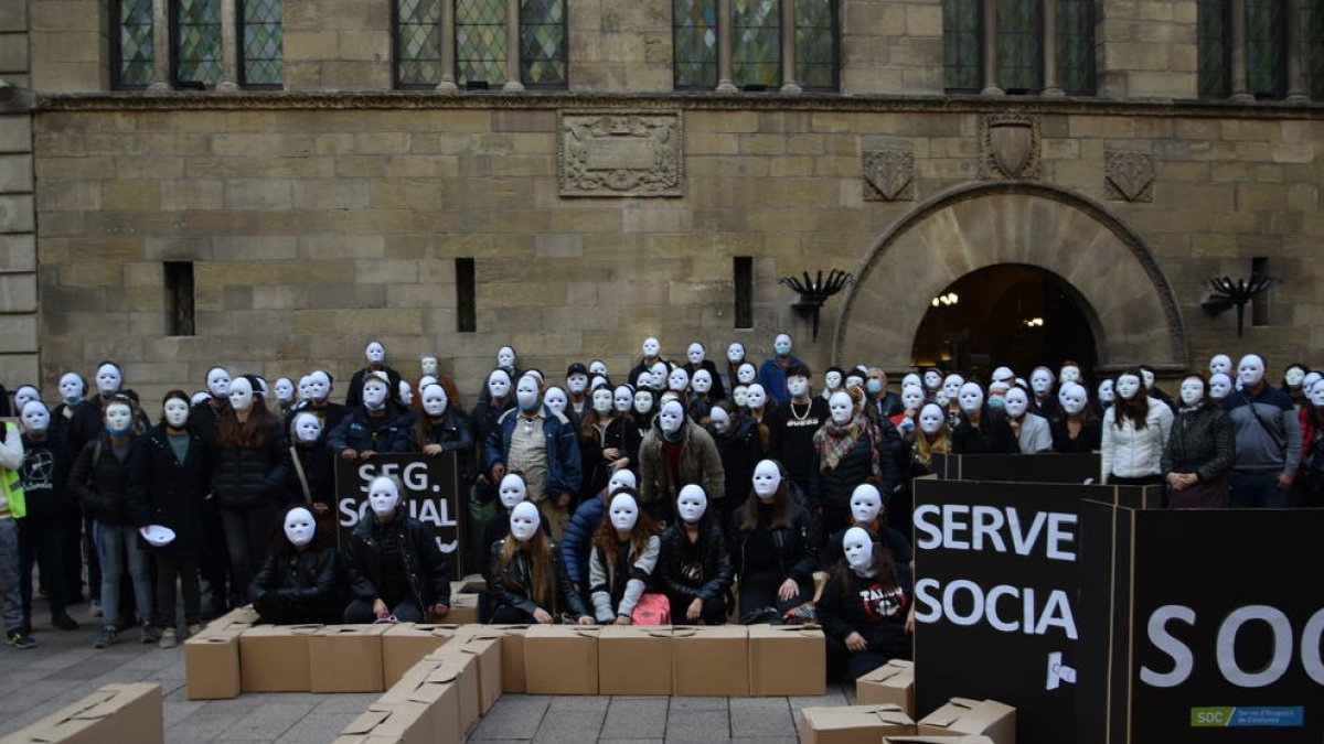 Participants que ahir van escenificar el laberint burocràtic a què s’enfronten les persones sense llar.