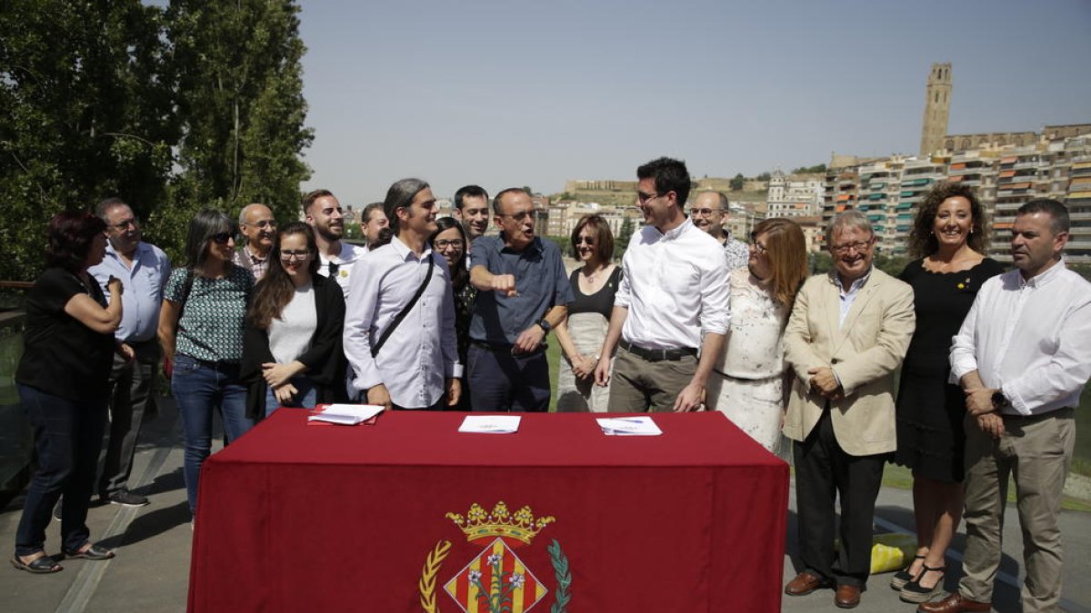 Foto de família del govern tripartit a l’inici. Ara, ja ha tingut dos renúncies i un cessament.