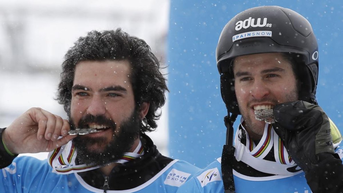 D’esquerra a dreta, Regino Hernández i Lucas Eguibar, amb les medalles.