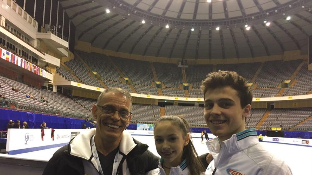 Tòn amb la parella de patinatge Alexanne i l’entrenador Bruno Marcotte ahir al pavelló de Taipei.