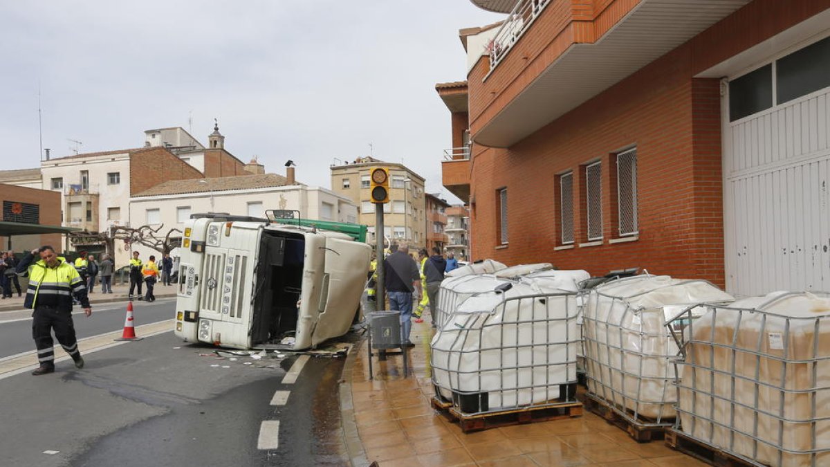 El camión volcado en el tramo urbano de la N-230 en Almenar.