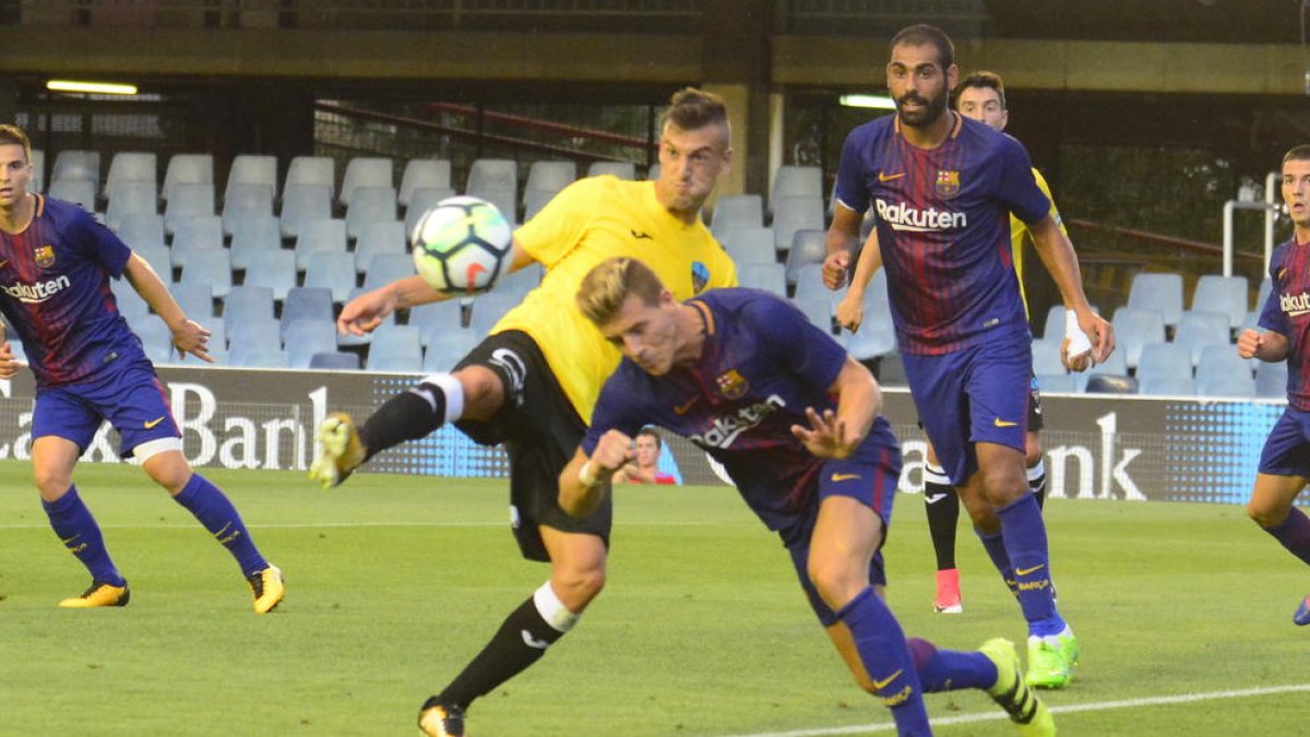 Marc Nierga lluita una pilota davant d’un rival, en una acció del partit que va enfrontar ahir el Lleida al Mini davant del Barcelona B.