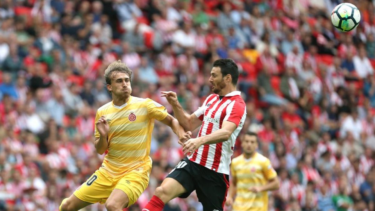 Marc Muniesa disputa un balón con Aduriz en el encuentro de ayer.