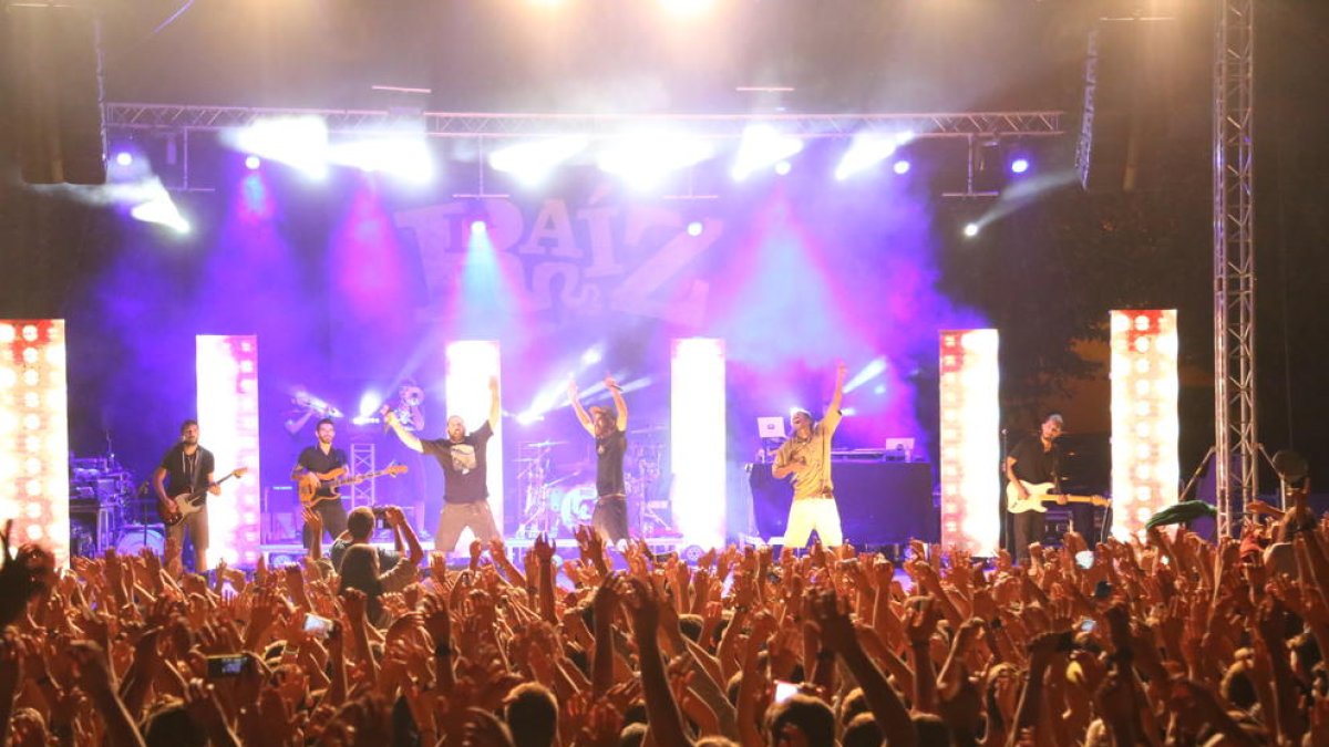 Prop de 2.500 persones al concert de La Raíz a Torregrossa