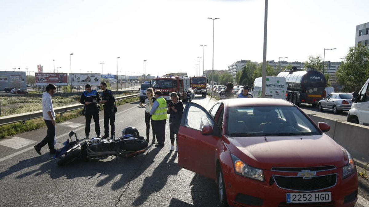 Imatge de la motocicleta i el cotxe implicats, ahir, ocupant tot el sentit Barcelona.