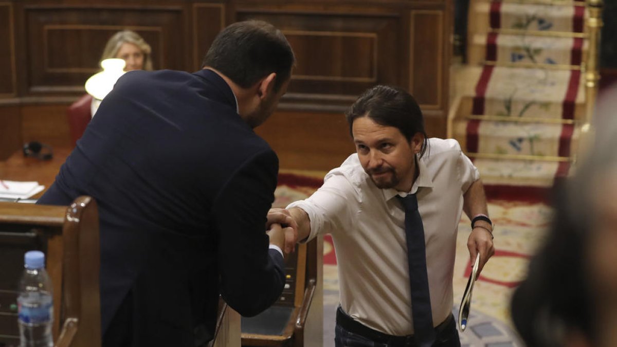 El portavoz del PSOE, José Luís Ábalos, y el líder de Podemos, Pablo Iglesias, se dieron ayer la mano en el debate de la moción de censura.