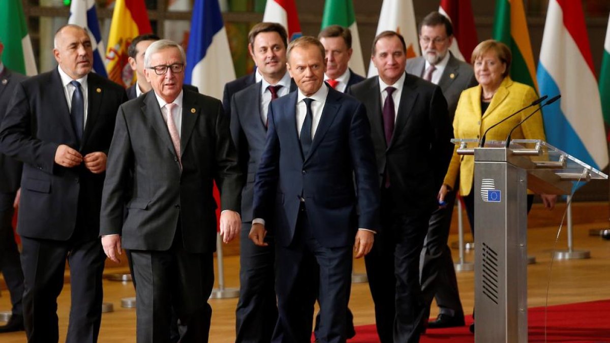 Jean Claude Juncker y Donald Tusk, acompañados por los líderes europeos, ayer en Bruselas.