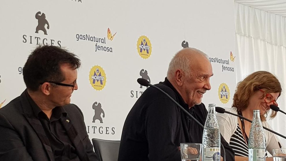 El actor estadounidense Frank Langella, en el centro, ayer en su rueda de prensa en el festival.