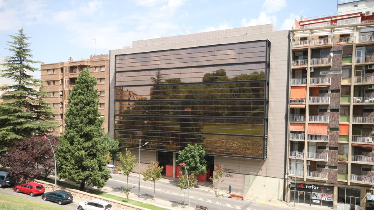 Vista del edificio de la Tesorería de la Seguridad Social de la calle Salmerón, estrenado en 1992.