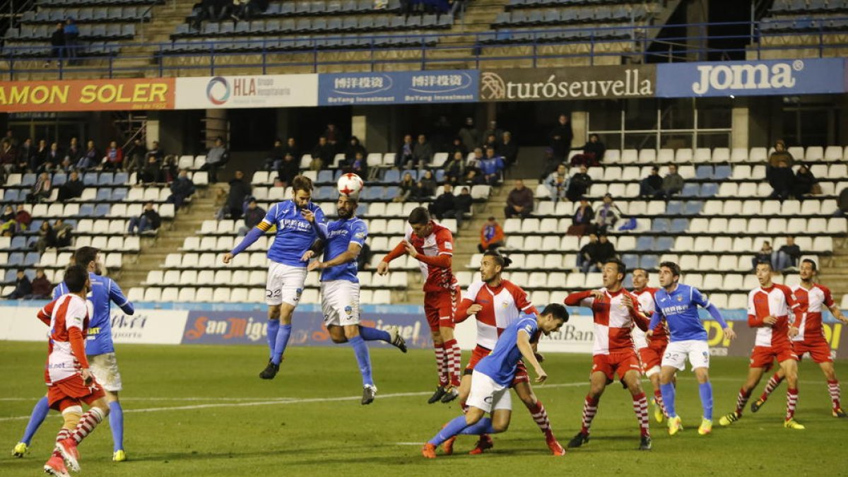 Jugadors del Lleida intenten una rematada en una acció del partit d’ahir, en el qual els d’Albadalejo van encadenar un altre encontre sense guanyar.
