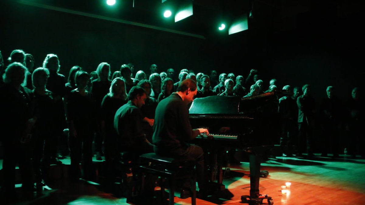 El pianista invidente Marc Sarrato y la Coral Maristes, ayer a oscuras en el Espai Orfeó de Lleida.