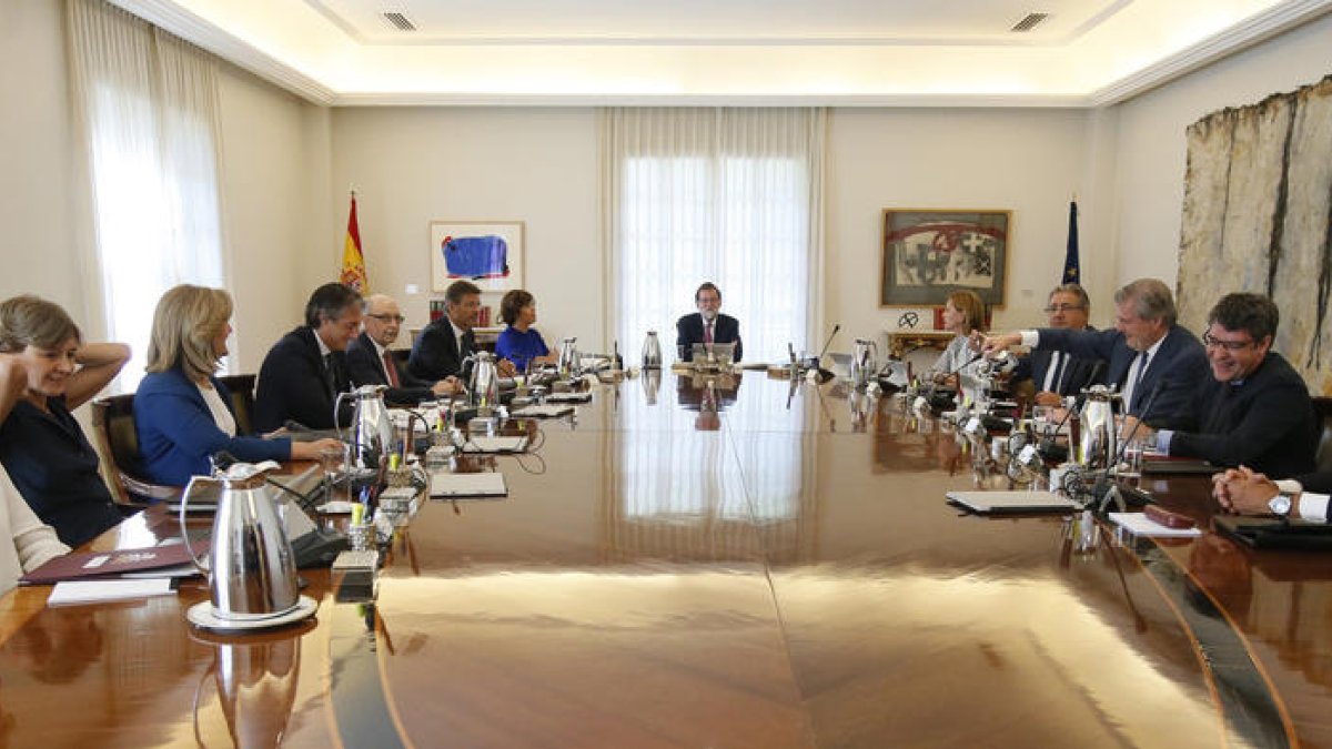 Imatge de la reunió extraordinària del Consell de Ministres per analitzar la situació al Prat.