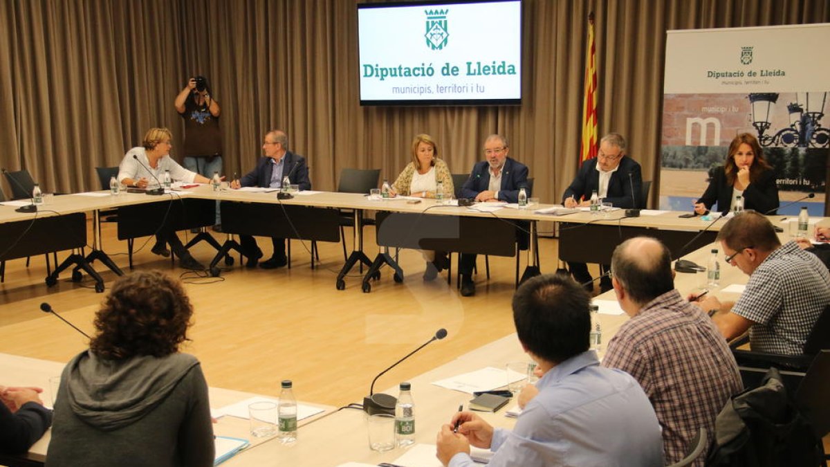 La reunión en la Diputación de Lleida para informar de los fondos Feder.