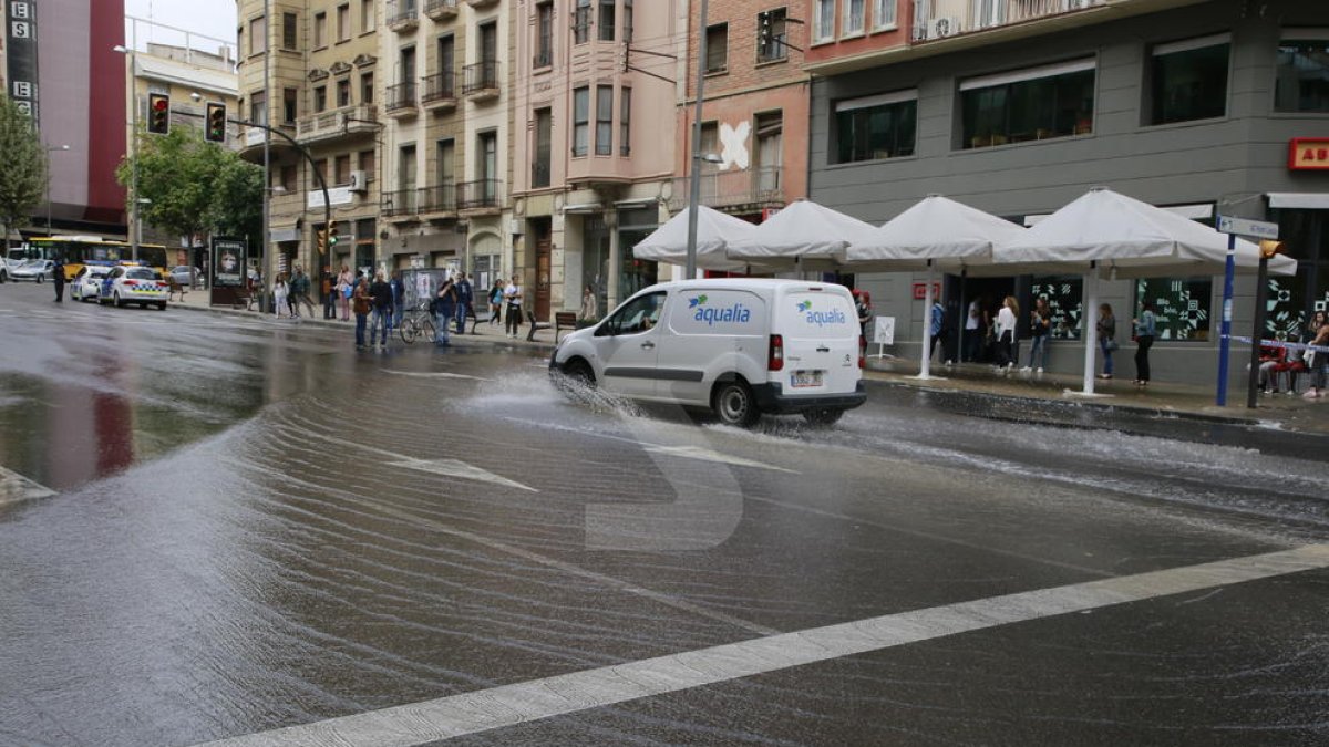 L'aigüat provocat per la trencadissa de la canonada a l'avinguda de Catalunya.