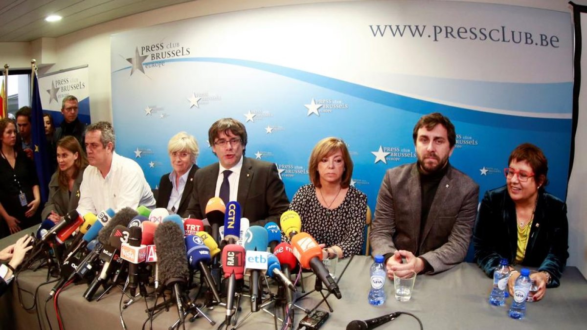 L'expresidentede la Generalitat de Catalunya Carles Puigdemont , acompanyat per cinc dels seus antics consellers, durant la roda de premsa que va oferir al club de la premsa de Brussel·les, el passat 31 d'octubre de 2017.