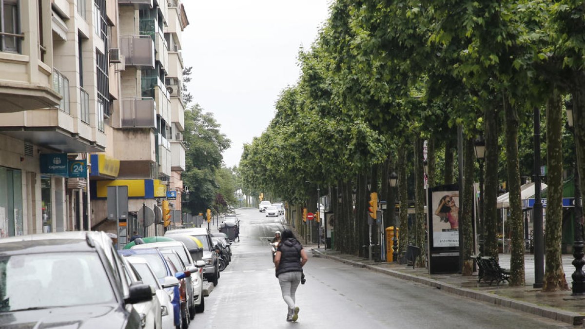 Una vecina cruzando la Rambla Ferran ayer en un punto donde no hay ningún paso de cebra.