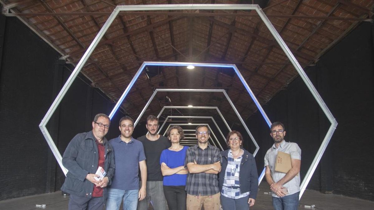 Organizadores y miembros del consistorio, ayer con David Giribet y su instalación ‘Hexx’.