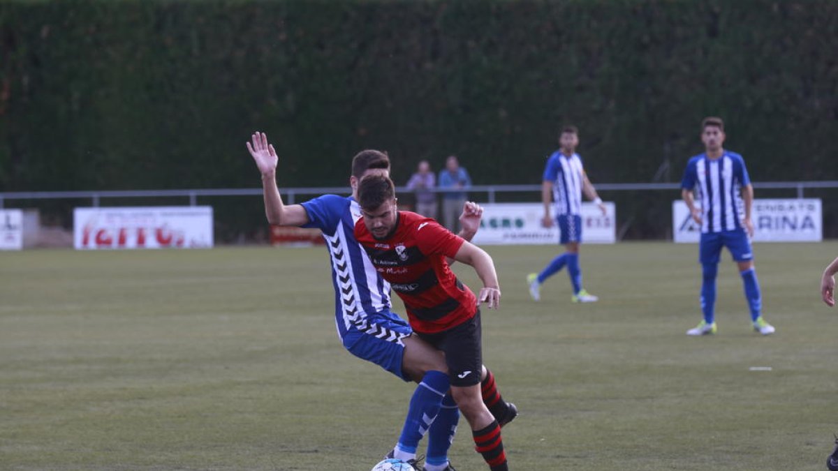 Un jugador de l’EFAC Almacelles supera el defensa amb la pilota.