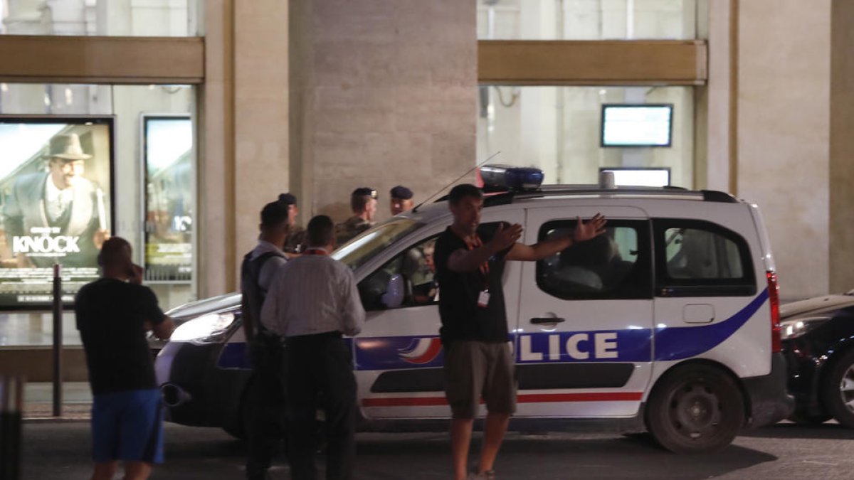 Policía francesa viernes pasado a la estación de Nimes.