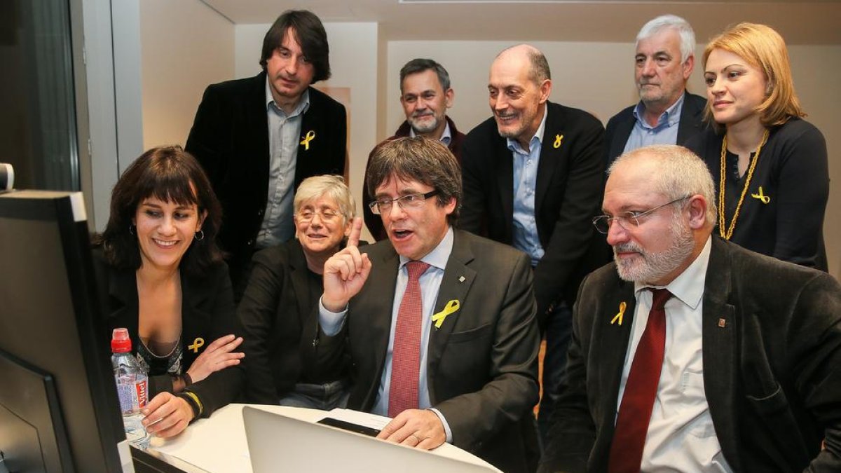 El equipo de campaña de Puigdemont, siguiendo la evolución de las votaciones el jueves en Bruselas.