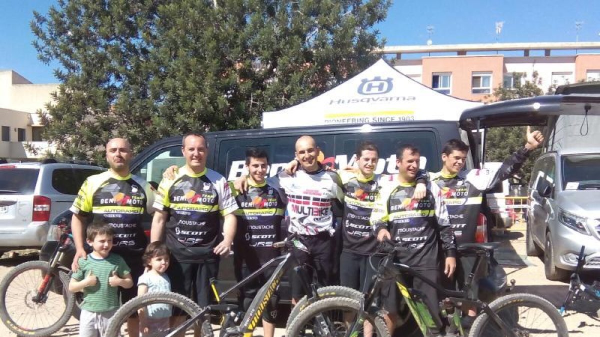 Xavi Galindo, segon per l’esquerra, amb la resta de membres del seu equip, Benimoto Bikes.