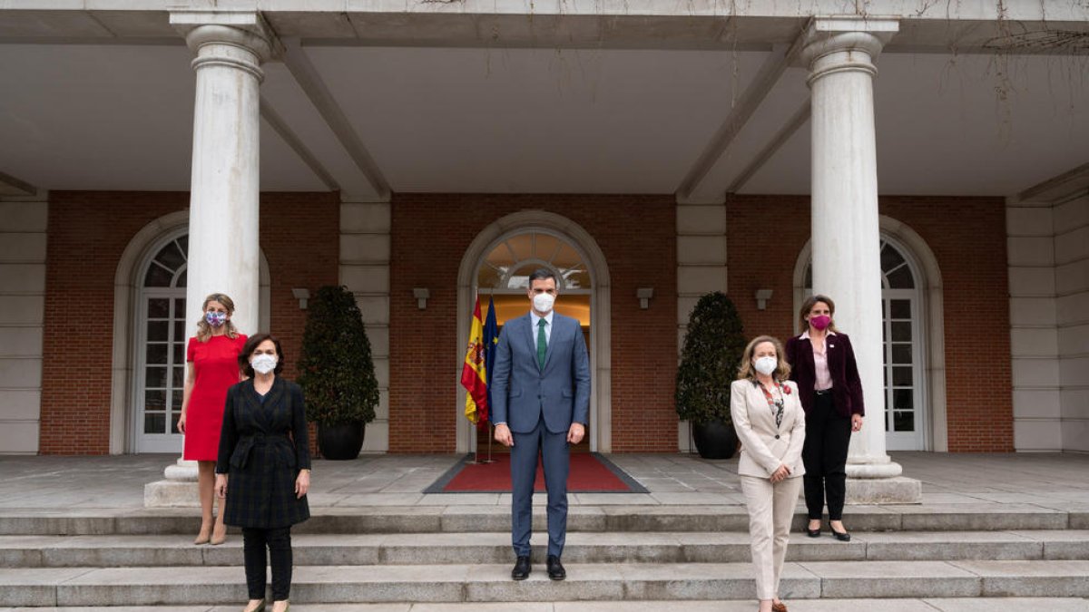 Sánchez flanqueado ayer por las cuatro vicepresidentas frente al edificio del Consejo de Ministros.