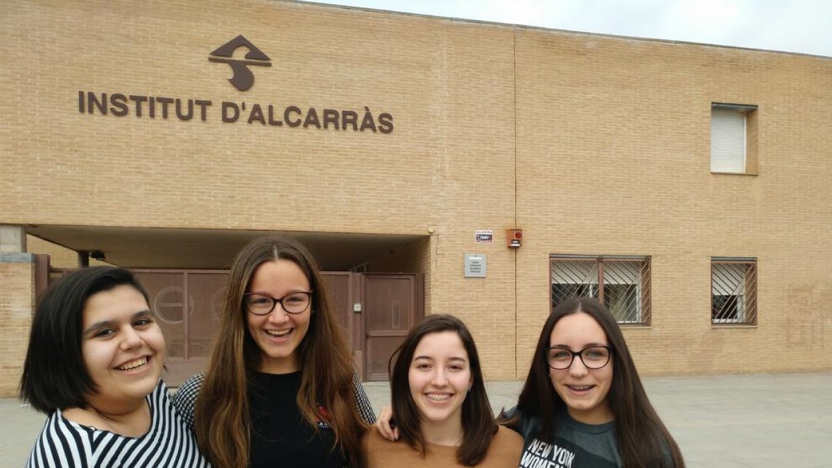 Las cuatro alumnas del instituto de Alcarràs que participarán en la final de este concurso.