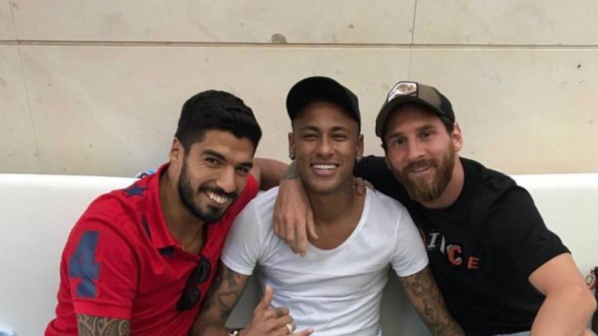 Neymar es va retrobar ahir a Barcelona amb els excompanys del trident Leo Messi i Luis Suárez.