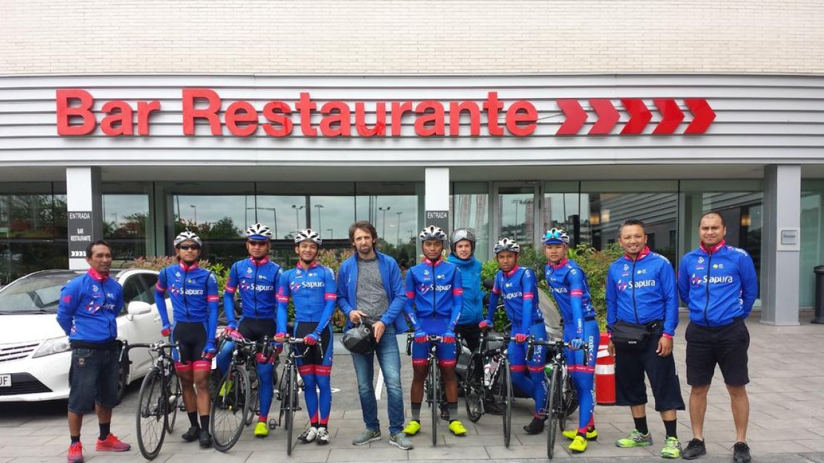 El equipo malayo que dirige el leridano Sergi Escobar, ayer en Lleida y hoy partirá a la Vuelta a Asturias.