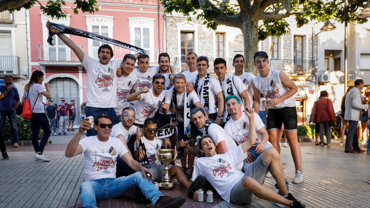 A la imatge, la festa pels carrers de Tremp per celebrar l’ascens a Segona Catalana.