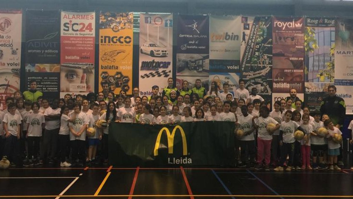 Cerca de 90 niños participaron, ayer, en la segunda edición de la Trobada Voleibolitza’t organizada por el club. 